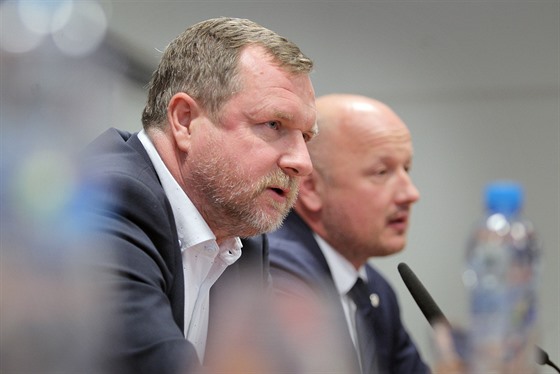 Trenér Pavel Vrba na tiskové konferenci odpovídá na otázky noviná.