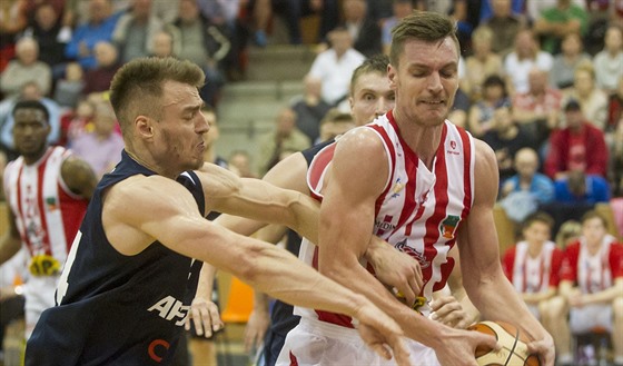 Dínský basketbalista imon Jeek (vlevo) atakuje Radka Nease z Pardubic..