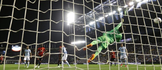 Marcus Rashford z Manchesteru United stílí jediný gól duelu ve Vigu.