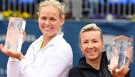 Anna-Lena Gröenefeldová (vlevo) a Kvta Peschkeová, vítzky finále tyhry...