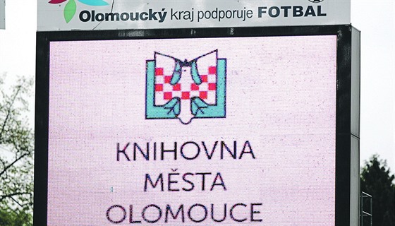Olomoucká radnice doposud finančně podporovala sportovní kluby přes reklamu objednanou jejími příspěvkovými organizacemi, jako je například městská knihovna (snímek velkoplošné obrazovky na stadionu fotbalové Sigmy).