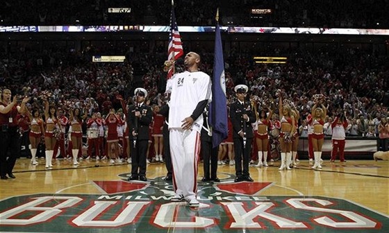 Jerry Stackhouse z Milwaukee Bucks zpívá americkou hymnu ped estým duelem s...