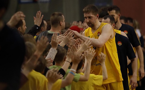 Opavtí basketbalisté v ele s Viktorem Cvekem slaví výhru nad Nymburkem.