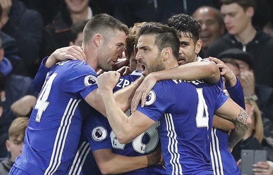 Fotbalisté Chelsea se radují z gólu.