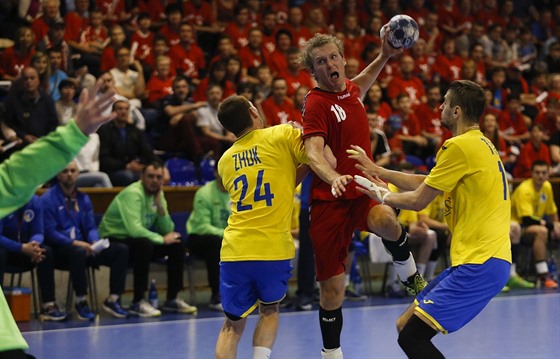 eský házenká Jan Stehlík pálí na ukrajinskou branku v kvalifikaním duelu.