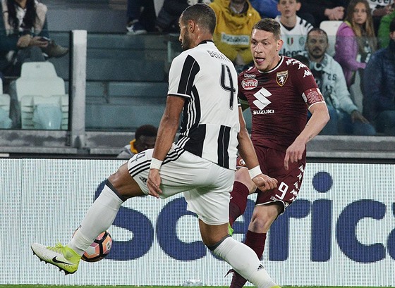 Medhi Benatia z Juventusu Turín (vlevo) a Andrea Belotti z FC Turín bojují o...