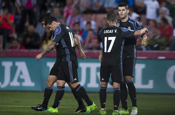 Fotbalisté Realu Madrid slaví gól proti Granad.