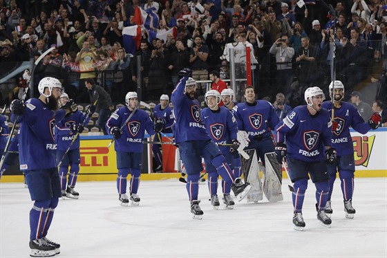 Francouzští hokejisté slaví vítězství nad Finskem.