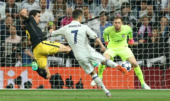 TA SEDLA. Cristiano Ronaldo dává druhý gól Realu v zápase Ligy mistr proti...