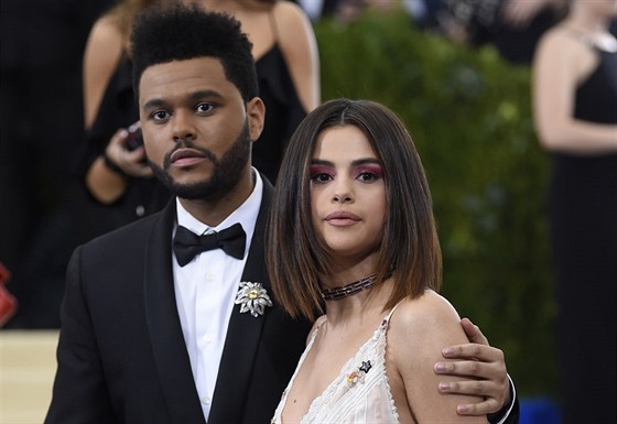 The Weeknd a Selena Gomezová na Met Gala (New York, 1. kvtna 2017)