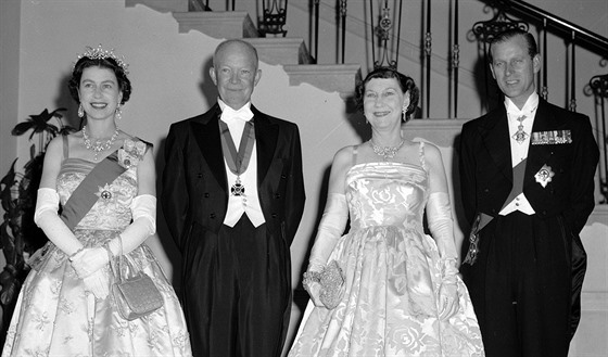 Americký prezident Dwight Eisenhower a jeho manželka Mamie hostili v Bílém domě britskou královnu Alžbětu II. a prince Philipa (Washington, 17. října 1957).