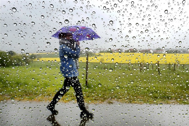 Po teplém víkendu se ochladí, podle meteorologů bude nadprůměrně pršet