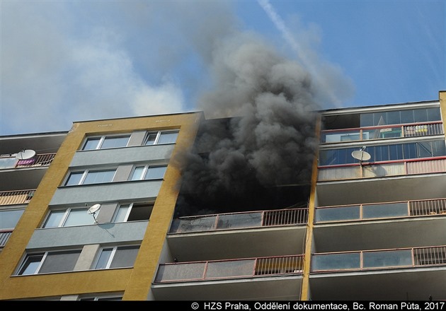 Hasiči zasahovali při požáru kuchyně bytu v devátém patře panelového domu v...
