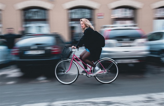 Cyklistka v centru Prahy