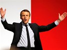 Emmanuel Macron ení na pedvolebním mítinku v Chatellerault. (28. dubna 2017)
