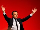 Emmanuel Macron ení na pedvolebním mítinku v Chatellerault (28. dubna 2017)