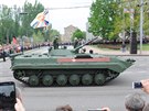 Obrnný transportér DNR na vojenské pehlídce v Doncku (9. kvtna 2017)