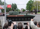 Samohybná houfnice ráe 152mm na vojenské pehlídce v Doncku (9. kvtna 2017)