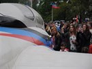 Obyvatelé Doncku obdivují letadlo v barvách DNR. (9. kvtna 2017)