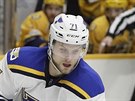 U puku je Vladimír Sobotka ze St. Louis, jeho akci sleduje Ryan Johansen z...