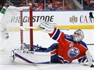 Cam Talbot v brance Edmontonu vyráí stelu v utkání s Anaheimem.