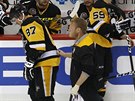 JE ZLE.  Zranná hvzda Pittsburghu Sidney Crosby odchází z ledu.