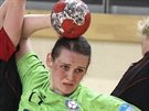 Porubská pivotka Eva Minaríková se prodírá obranou házenkáek Slavie Praha.