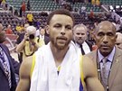 Stephen Curry z Golden State se zdraví s fanouky po utkání v Utahu.