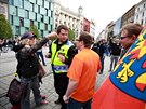 V Brn se seli demonstranti a pochodovali mstem. (1. kvtna 2017)