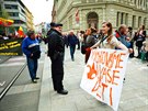 V Brn se seli demonstranti a pochodovali mstem. (1. kvtna 2017)