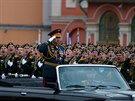 Ruský ministr obrany Sergej ojgu pi vojenské pehlídce na Rudém námstí v...