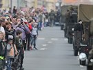 Konvoj svobody projídí Plzní za obrovského zájmu divák (7. kvtna 2017).