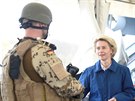 Nmecká ministryn obrany Ursula von der Leyenová pi návtvv armády v...