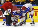 Ruský kapitán Sergej Mozjakin se jen těžko zvedá z ledu v utkání s Německem.