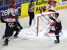 Hokejisté Slovenska slaví gól v dánské síti.