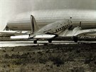 Zajímavý snímek Hindenburgu s letounem DST, neboli Douglas Sleeper Transport....