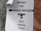 Jeden z plakát ped volební místností v Paíi.