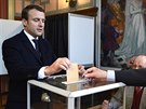 Emmanuel Macron vhodil svj hlas do volební urny v letovisku poblí Calais.