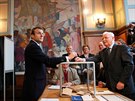 Favorit francouzských voleb, proevropský centrista Emmanuel Macron odvolil s...