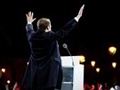 Emmanuel Macron slaví vítzství v prezidentských volbách.