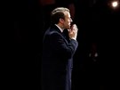 Emmanuel Macron slaví vítzství ve volbách se svými píznivci.