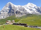Nesmrtelné panoráma Bernských Alp: elezniní stanice Kleine Scheidegg rámovaná...