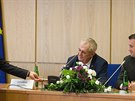 Prezident Zeman pijal z rukou poslance Jana Farského ústavu.