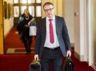 Ministr Lubomír Zaorálek pichází na stedení schzi vlády ve Strakov...