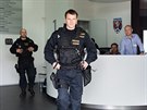 Policisté zasahují v praském sídle FAR. (3. kvtna 2017)