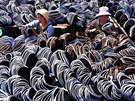 TISÍCE BOT. Zamstnanci pracují na tradiních ínských botách v oblasti Yiyuan...
