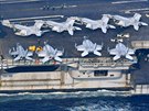 LETADLA NA VOD. Letadlová lo amerického námonictva USS Carl Vinson se plaví...