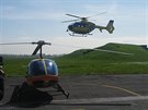 Pilot pedvádí parádiky se záchranáským vrtulníkem