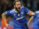 JE TAM! Útoník Gonzalo Higuaín bí oslavit vedoucí branku Juventusu na hiti...