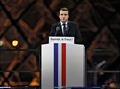 Zvolený prezident Emmanuel Macron hovoí ped paíským Louvrem ke zhruba 20...